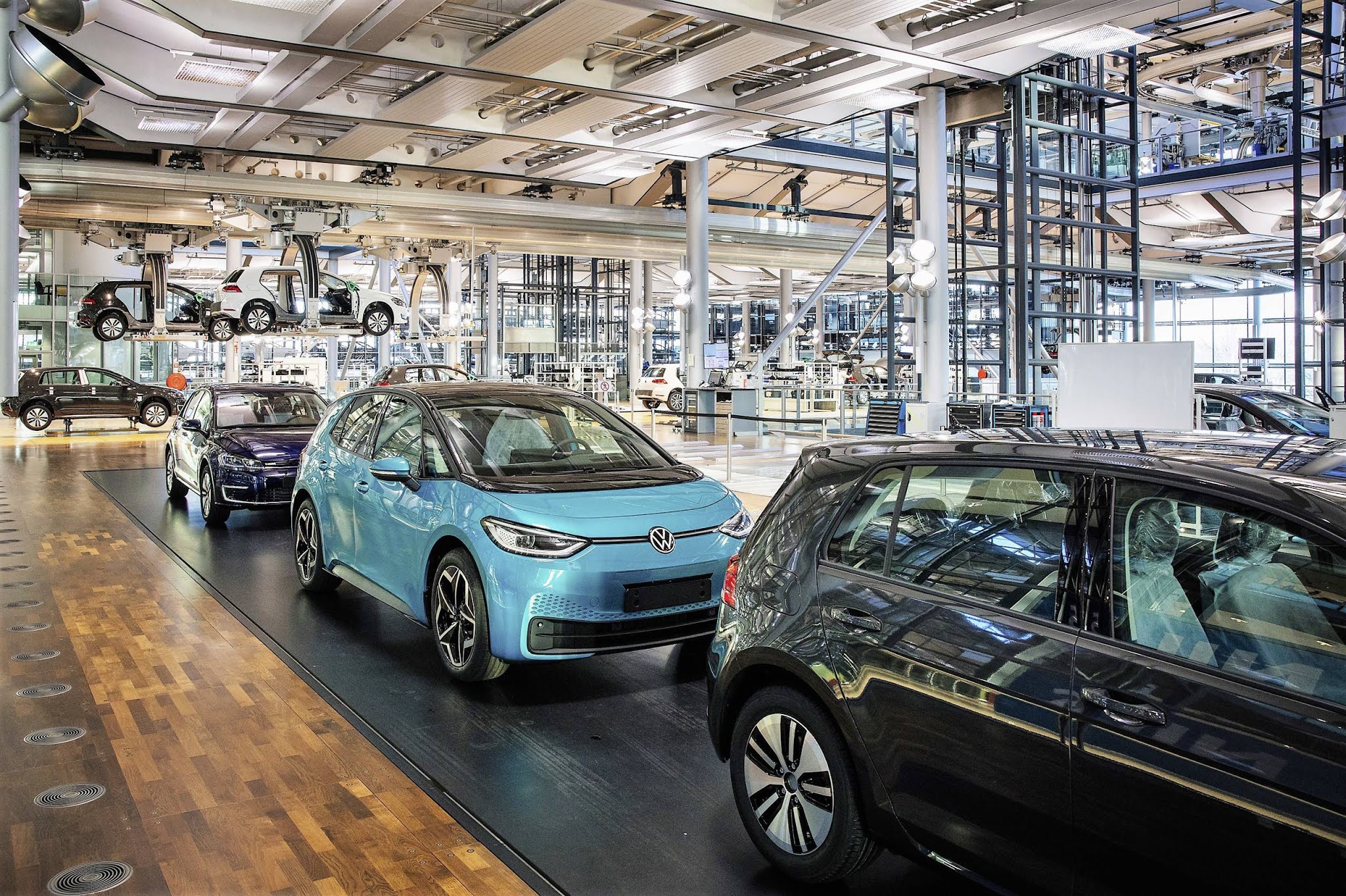 Por falta de insumos, Volkswagen segue sem fabricar carros elétricos