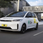 Carro D1 EV com adesivos da 99 e da BYD circula por rua