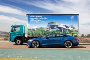 Audi e-tron será entregue por caminhão 100% elétrico