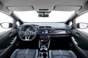 Painel e controles do Nissan Leaf 2023