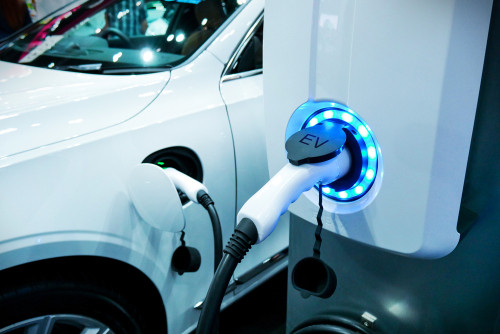Vendas de veículos 100% elétricos a bateria disparam no Brasil em 2022