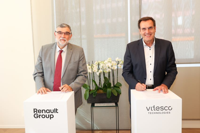Diretores da Renault e da Vitesco assinam parceria