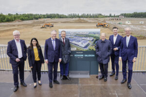 Executivos da Volkswagen posam ao lado de chanceler alemão onde será construída a nova fábrica