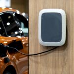 Ponto de recarga instalado na parede alimenta bateria de carro