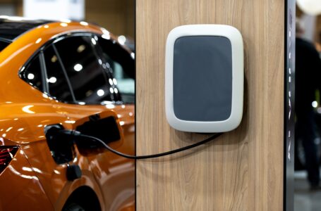 Ponto de recarga instalado na parede alimenta bateria de carro