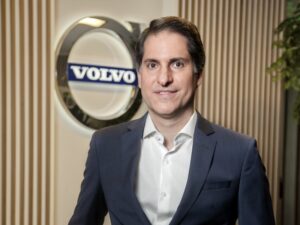 André Bassetto, diretor da Volvo, posa em frente a logo da empresa