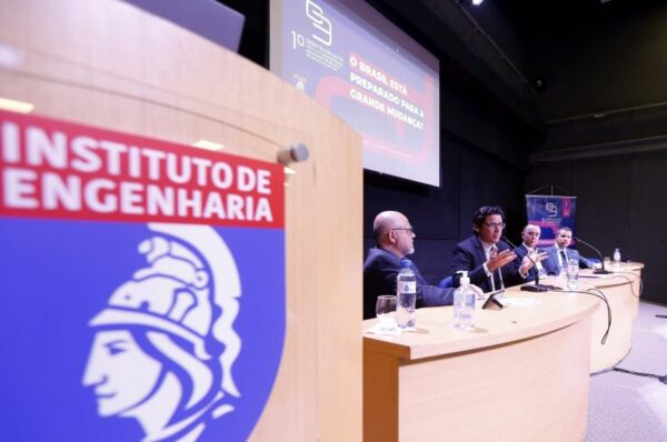 Mesa de debate sobre eletromobilidade no Instituto de Engenharia