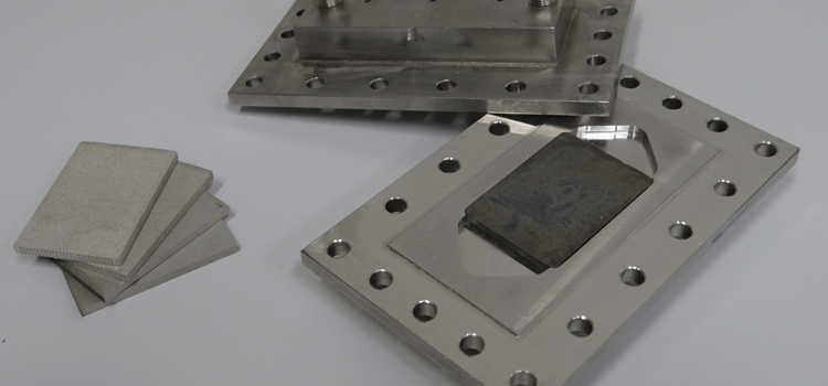 peças de microrreator desmontadas sobre mesa