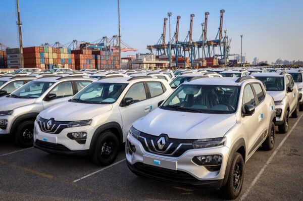 Carros Kwid E-Tech são vistos perfilados ao desembarcar de navio