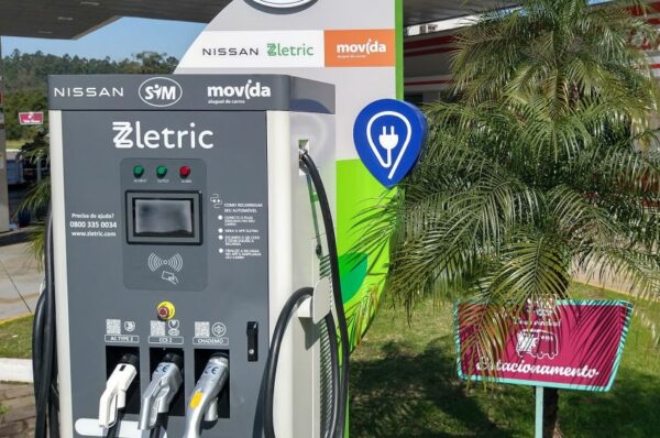 Eletroposto tem diferentes tipos de conexões para os carros elétricos