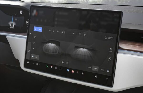 Detalhe do painel de um veículo Tesla mostra as configurações do ar-condicionado