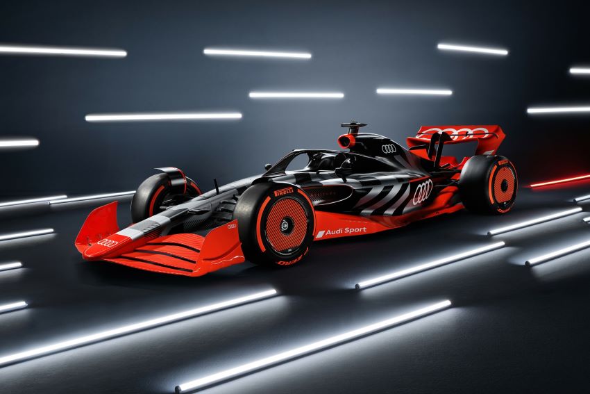 Carro de Fórmula 1 com as cores preta e vermelha e a marca da Audi