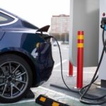 Veículo elétrico recebe recarga de energia em eletroposto