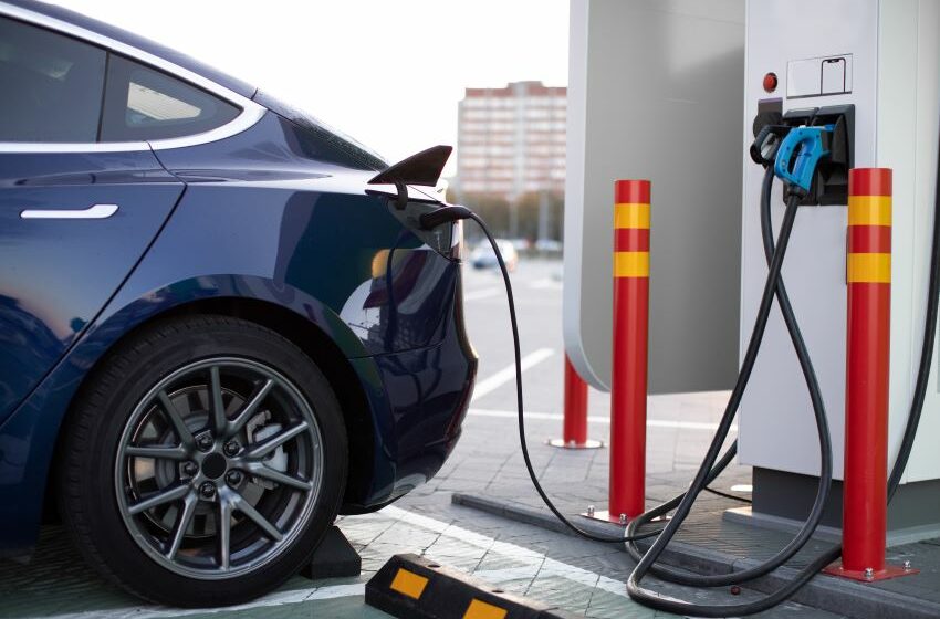 Veículo elétrico recebe recarga de energia em eletroposto