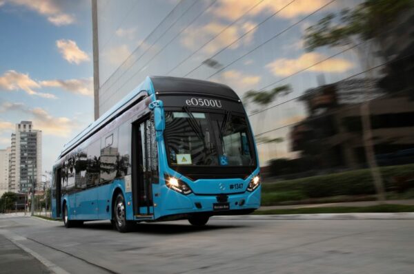 Ônibus elétrico trafega pela cidade