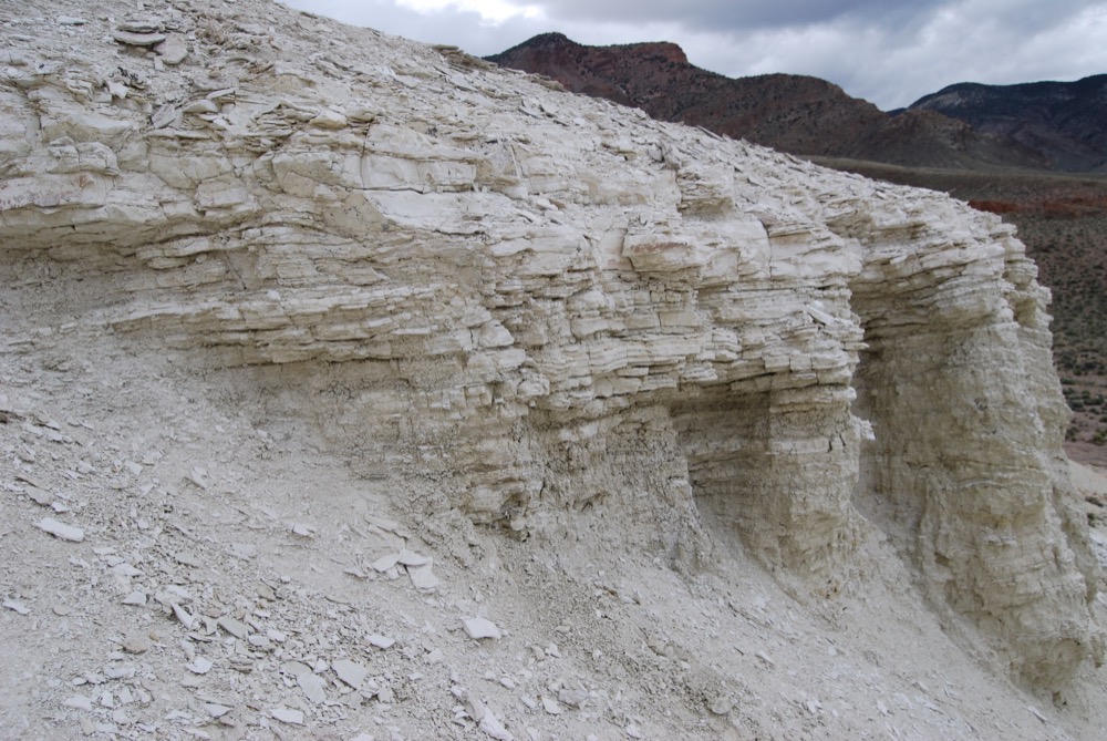 Imagem mostra extração de lítio em montanha