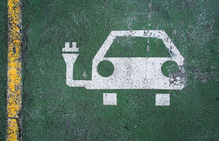 desenho no chão representa vaga de estacionamento para veículos elétricos