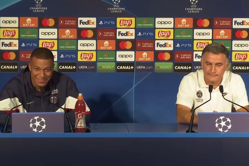 O jogador Kylian Mbappé e o técnico Christophe Galtier então sentados em entrevista coletiva