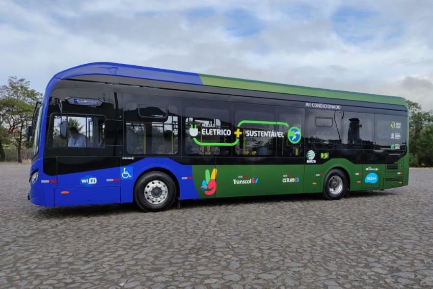 Ônibus elétrico tem 12,5 metros de comprimento e está pintado de verde e azul