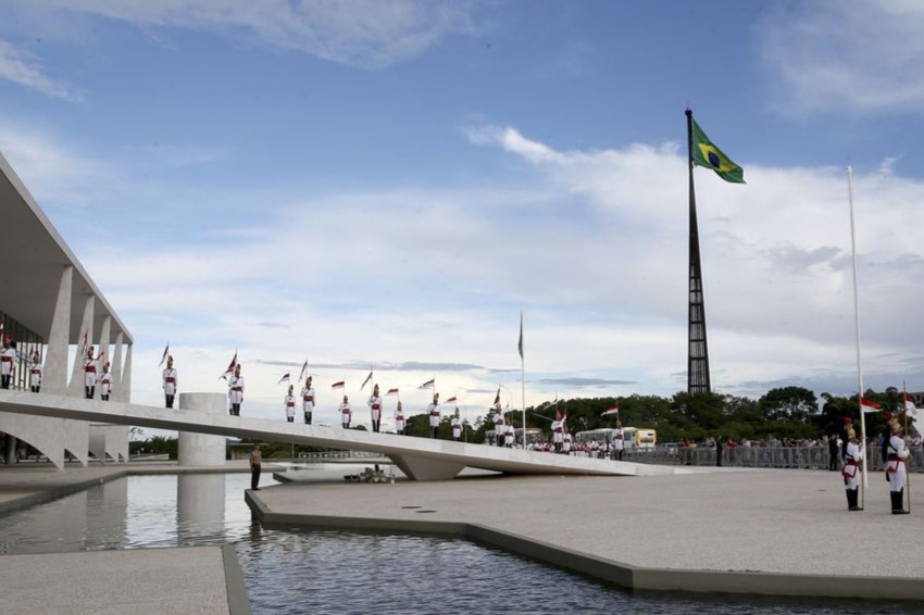 Bandeira do Brasil hasteada durante cerimônia oficial