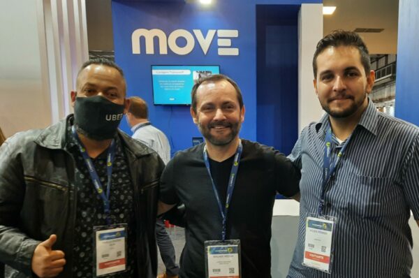 Motoristas posam lado a lado em estande da movE na Intersolar 2022