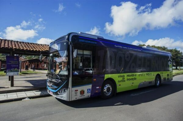 Ônibus 100% elétrico está pintado de azul, na parte de cima, e verde, na parte de baixo