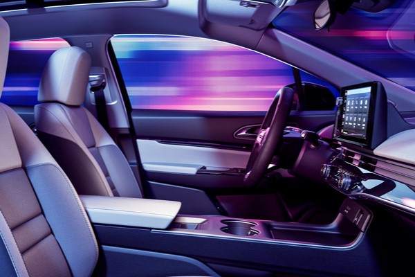 Foto do interior do Honda prologue com luz roxa e azul passando na janela