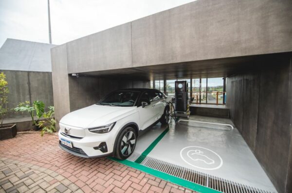 Carro branco estacionado em vaga especial para recarga