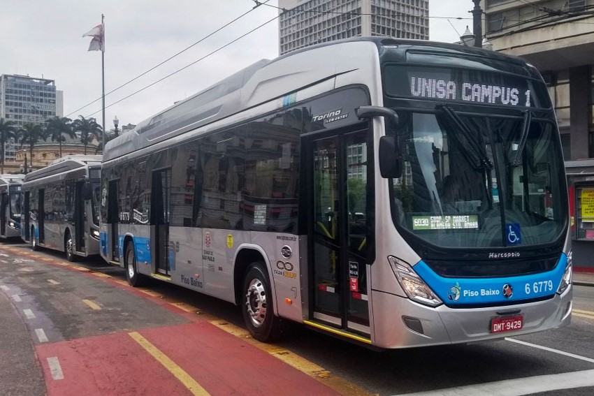 Ônibus elétricos circulam por avenida de São Paulo