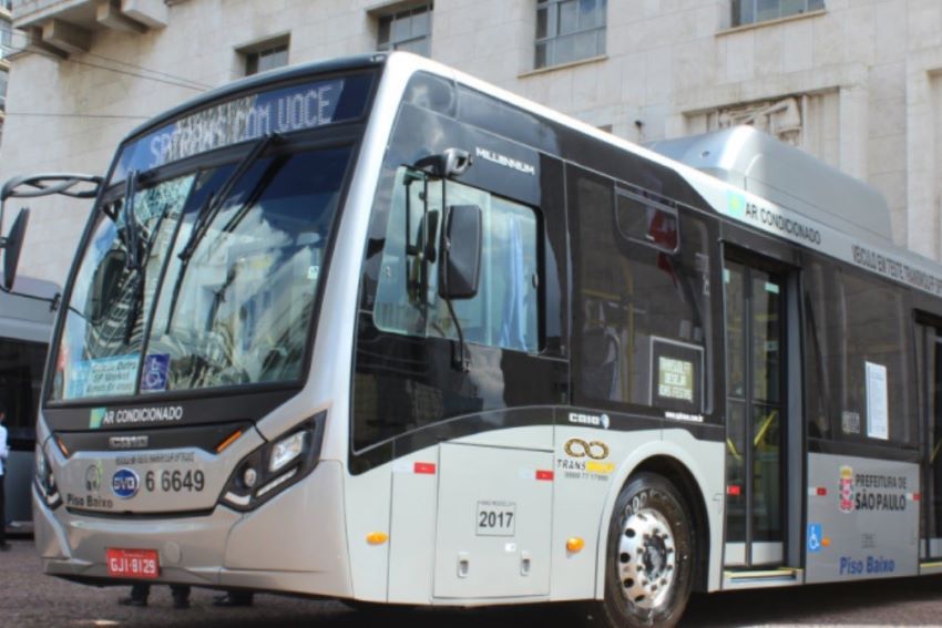 Ônibus elétrico que atua em São Paulo sai de garagem