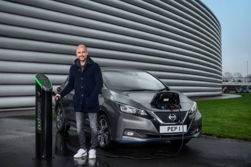 Pep guardiola ao ldo do carro nissan leaf