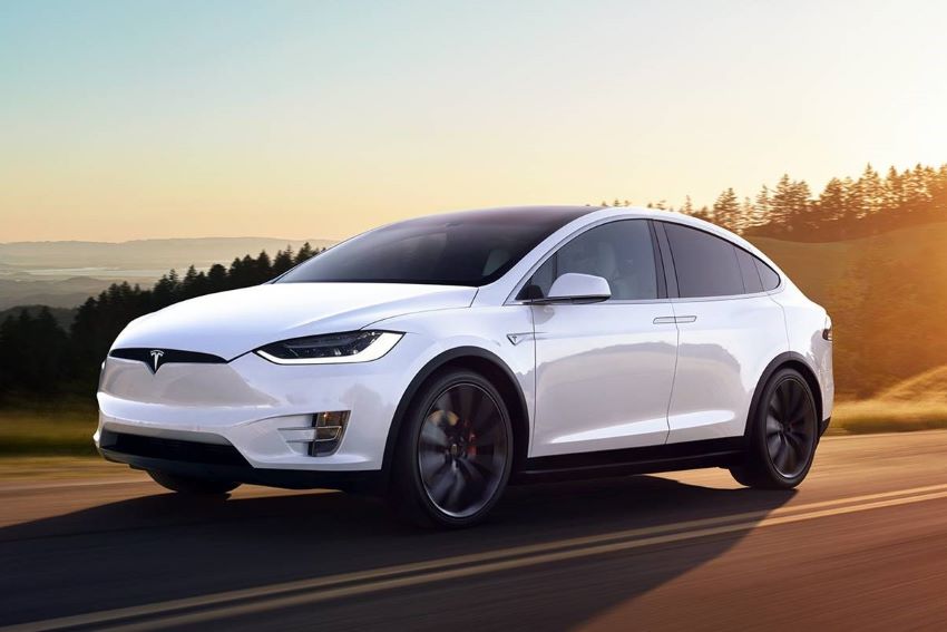 Tesla Modelo X branco circula em rodovia