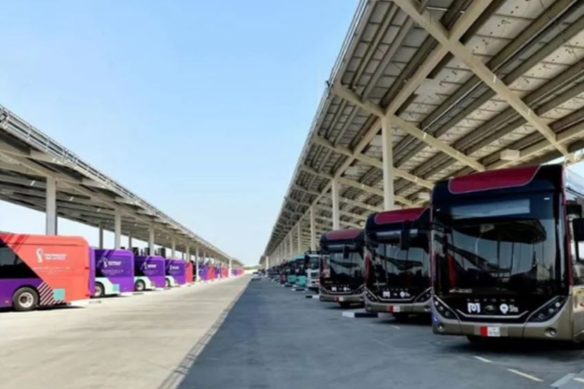 ônibus estacionados em vagas do terminal em Lusail, no Catar