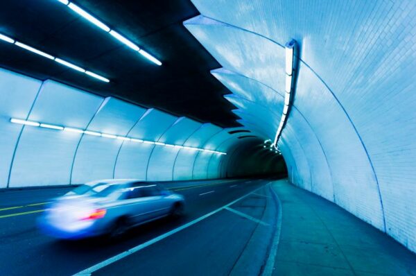 Carro correndo em um tunel, toda a imagem tem um filtro azulado