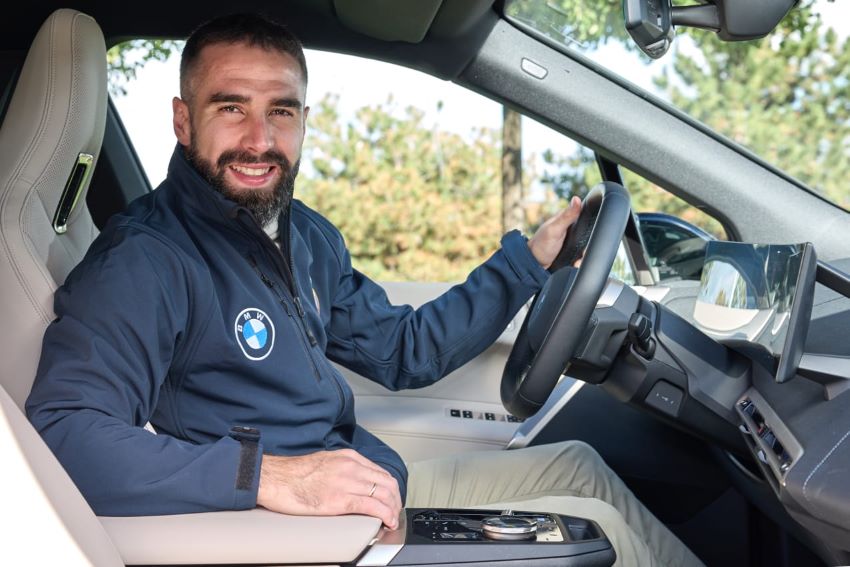 Jogador carvajal sentando em um carro