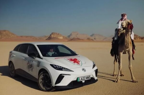 Carro elétrico MG4 EV é visto no deserto ao lado de camelo