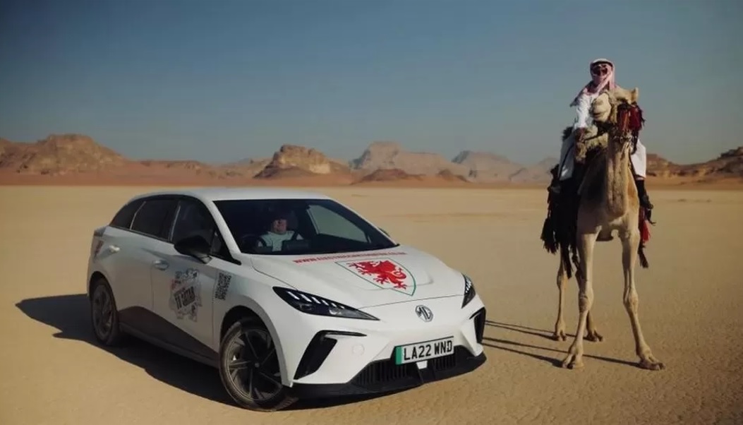 Carro elétrico MG4 EV é visto no deserto ao lado de camelo