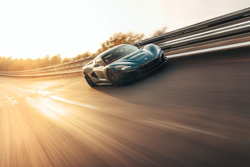 Carro de corrida elétrico bate recorde mundial de velocidade