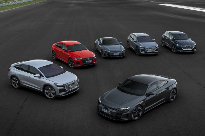 Seis carros elétricos da Audi estão parados em meio a pista de testes