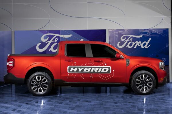 Picape Ford Maverick Hybrid vermelha tem adesivo na lateral com a palavra "Hybrid" em destaque