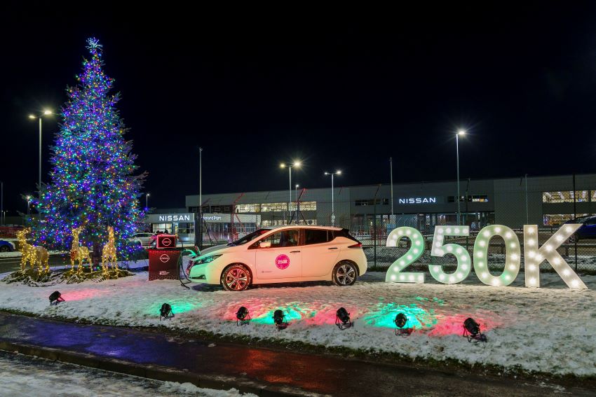 Nissan Leaf está posicionado entre árvore de Natal e letreiro indicando 250 mil unidades