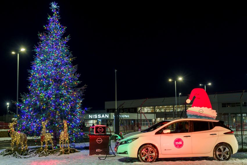 Nissan Leaf está conectado por cabo a uma árvore de Natal toda iluminada com 10 metros de altura