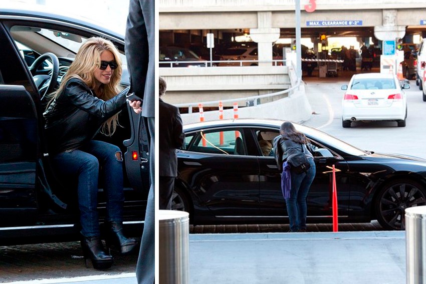 A cantora Shakira sai pela porta do passageiro de carro Tesla Modelo S