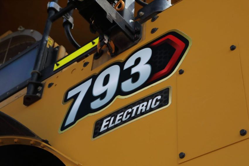 Detalhe traz a inscrição "793 electric" na carroceria do caminhão