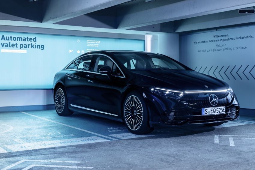 Modelo da Mercedes Benz preto está estacionada em vaga de estacionamento inteligente