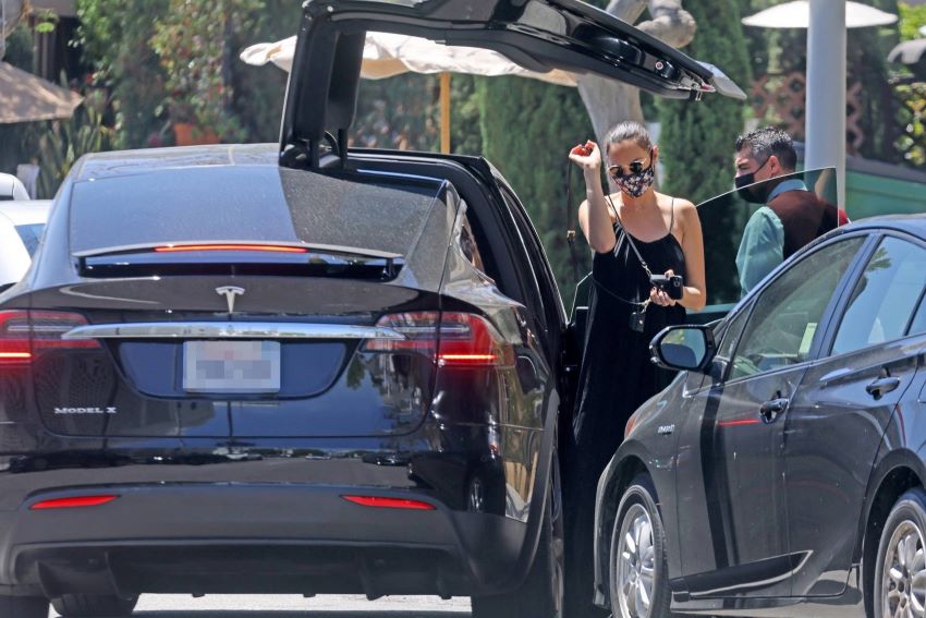 Gal Gadot é uma atriz israelense e na foto aparece de máscara ao lado de um carro Tesla com a porta aberta para o alto