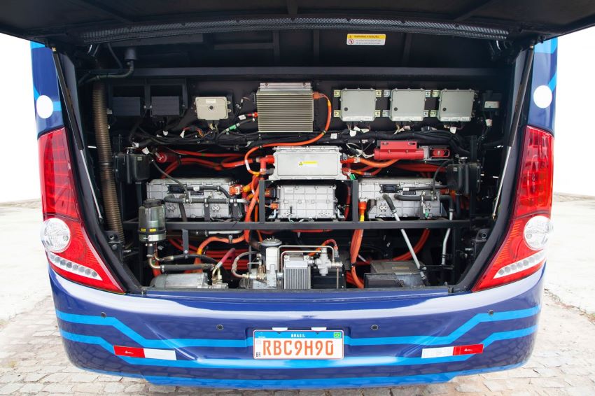 Motor de um ônibus elétrico com vários fios conectando os componentes.