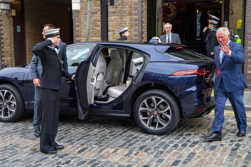 Charles III, rei da Inglaterra, acena para o público ao lado de carro elétrico da Jaguar