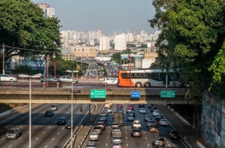 Imagem mostra trânsito em avenida movimentada de São Paulo