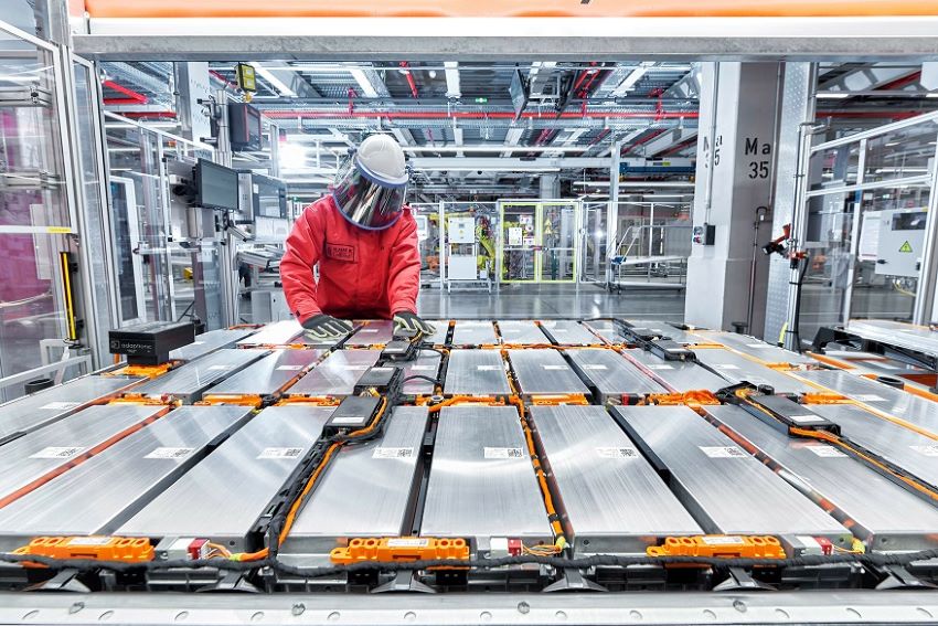 Com roupa especial, homem trabalha na linha de produção de fábrica da Audi